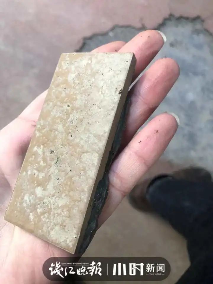 DƬ